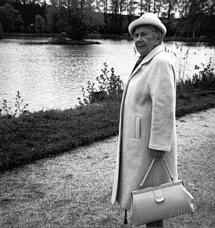 Wilma Nilsson.jpg - Wilma Nilsson som köpte bilen ny 5 april 1965 hos Siltbergs i Visby. Wilma född 12 sep. 1894 och ägde bilen 11 år och 2 månader till sin död 1975.När jag köpte bilen så sade Anna-Lisa Samsbo ( 2;a ägaren) att bilen heter WILMA.